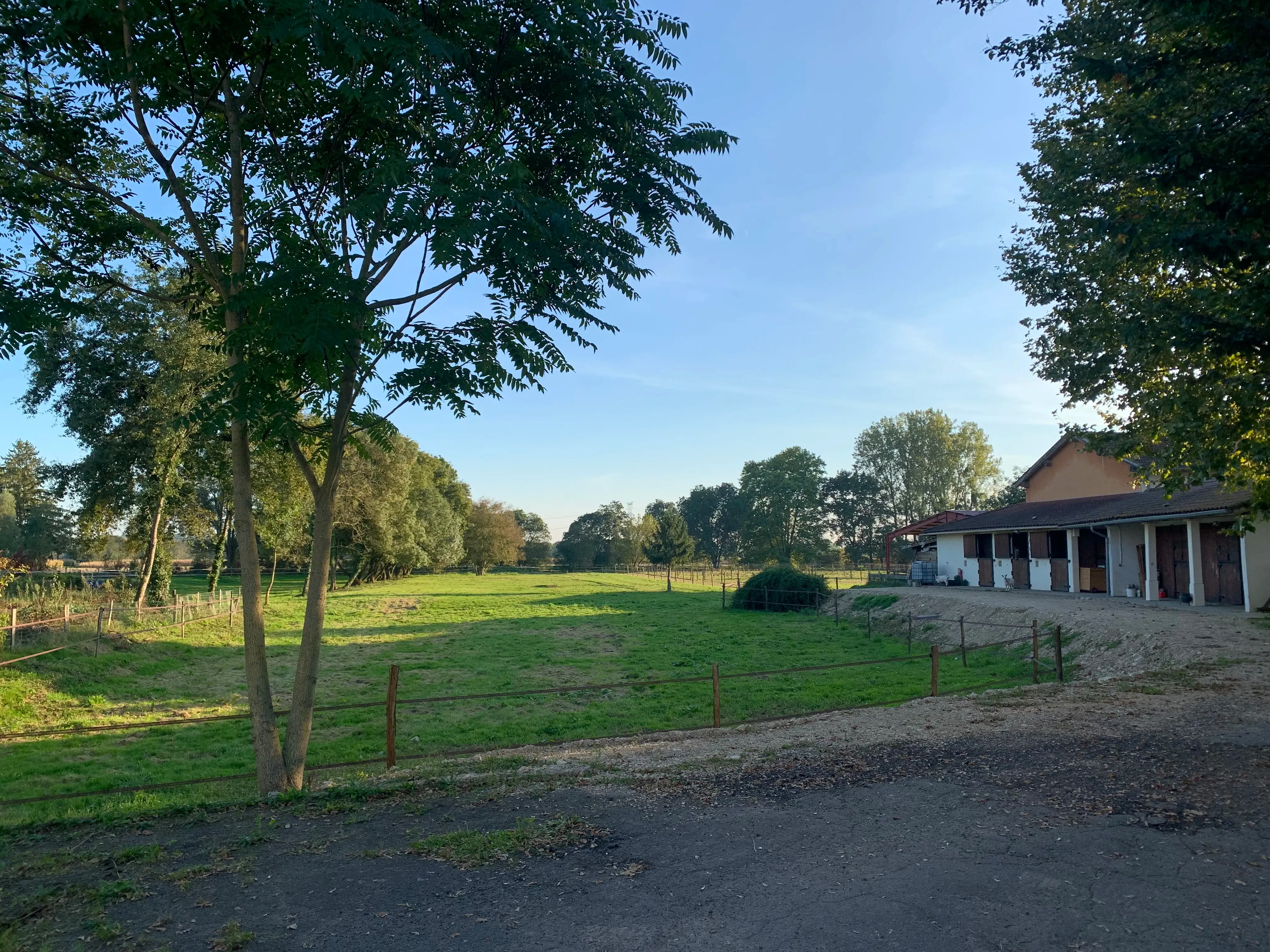 Entrée des boxes et paddocks attenants de l'Écurie de l'Arquebuse